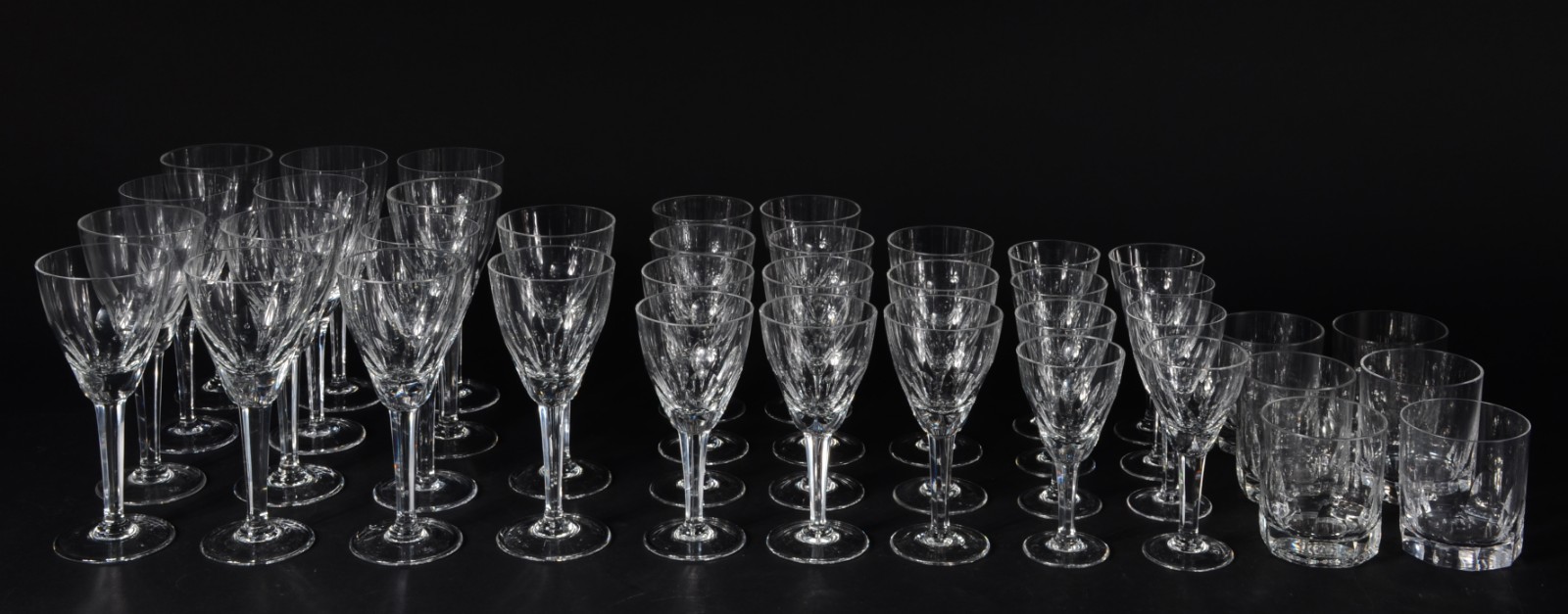 Serviço de copos de cristal facetado, composto de: 14 taças para... - foto 1 de 4