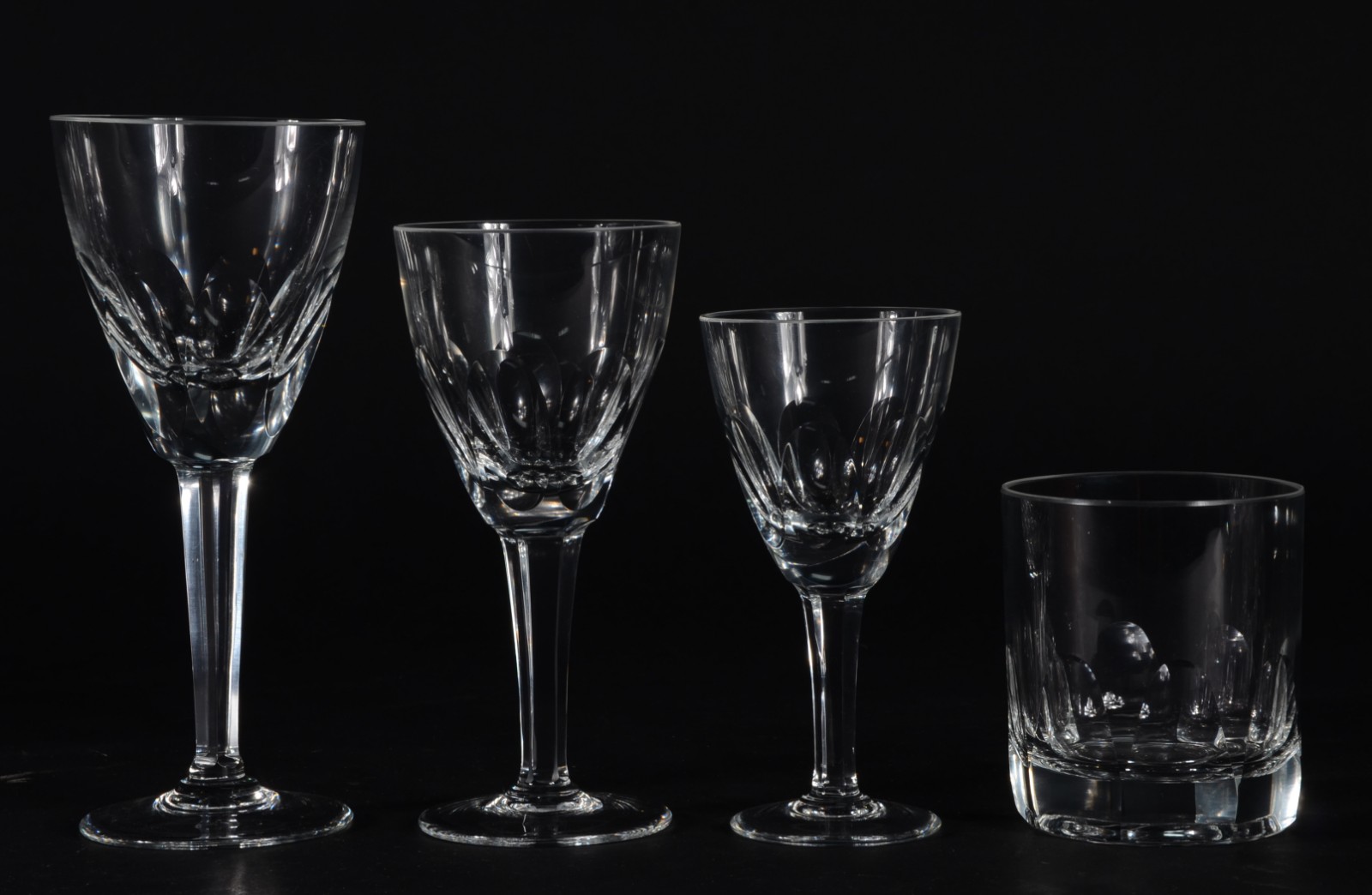 Serviço de copos de cristal facetado, composto de: 14 taças para... - foto 2 de 4
