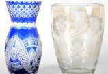Dois vasos de cristal sendo um azul doublé lapi... - Dois vasos de cristal sendo um azul doublé lapidado e outro no feitio bojudo com flores lavradas.