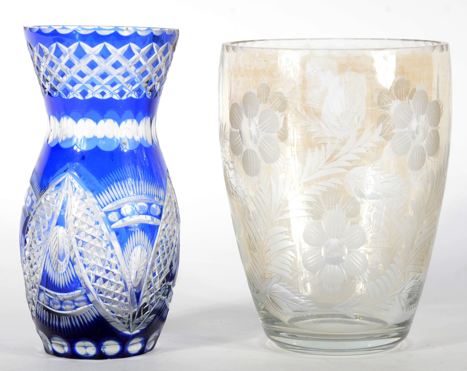 Dois vasos de cristal sendo um azul doublé lapidado e outro no feitio... - foto 1 de 5
