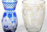 Dois vasos de cristal sendo um azul doublé lapi... - Dois vasos de cristal sendo um azul doublé lapidado e outro no feitio bojudo com flores lavradas.
