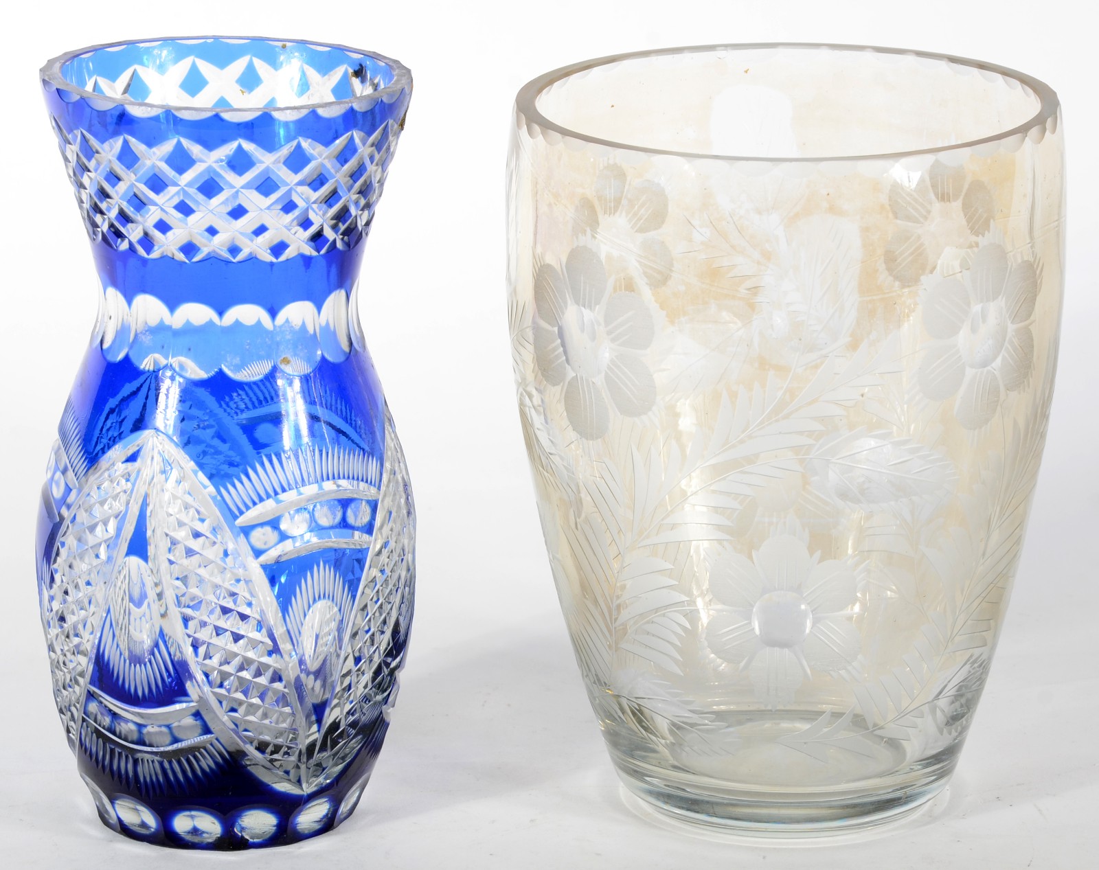 Dois vasos de cristal sendo um azul doublé lapidado e outro no feitio... - foto 2 de 5