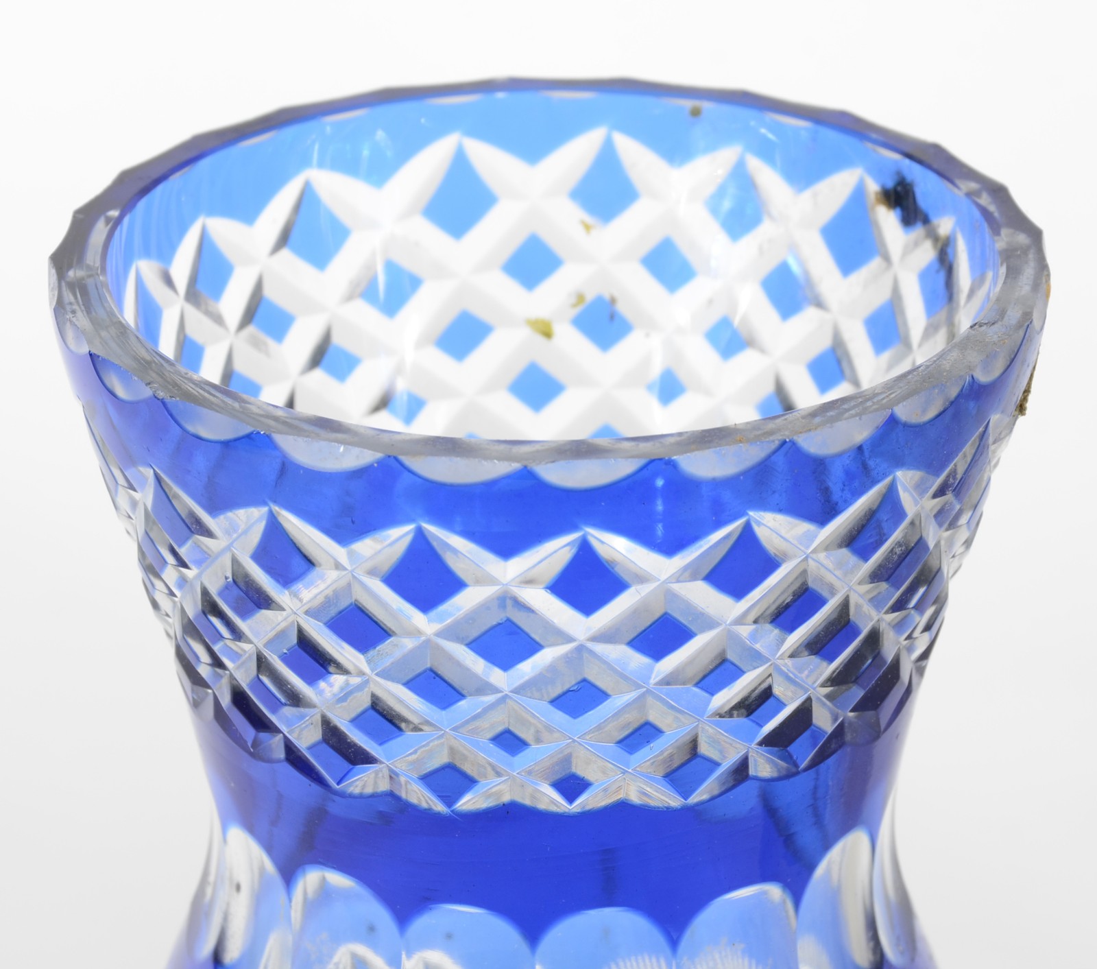 Dois vasos de cristal sendo um azul doublé lapidado e outro no feitio... - foto 3 de 5