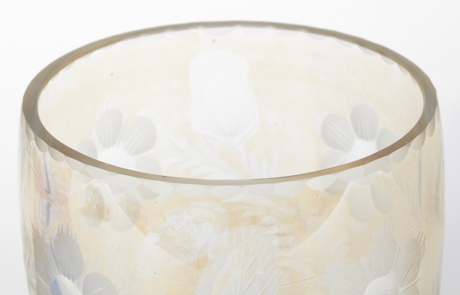 Dois vasos de cristal sendo um azul doublé lapidado e outro no feitio... - foto 4 de 5