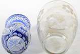 Dois vasos de cristal sendo um azul doublé lapi... - Dois vasos de cristal sendo um azul doublé lapidado e outro no feitio bojudo com flores lavradas.