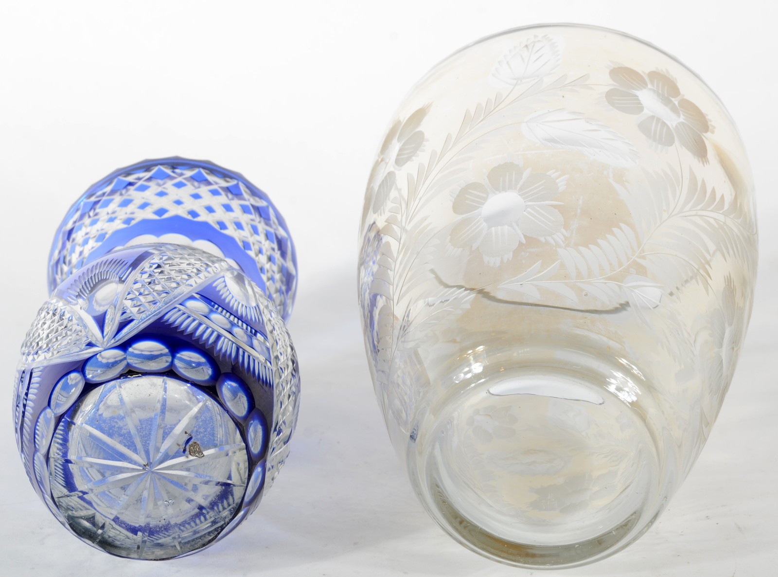 Dois vasos de cristal sendo um azul doublé lapidado e outro no feitio... - foto 5 de 5