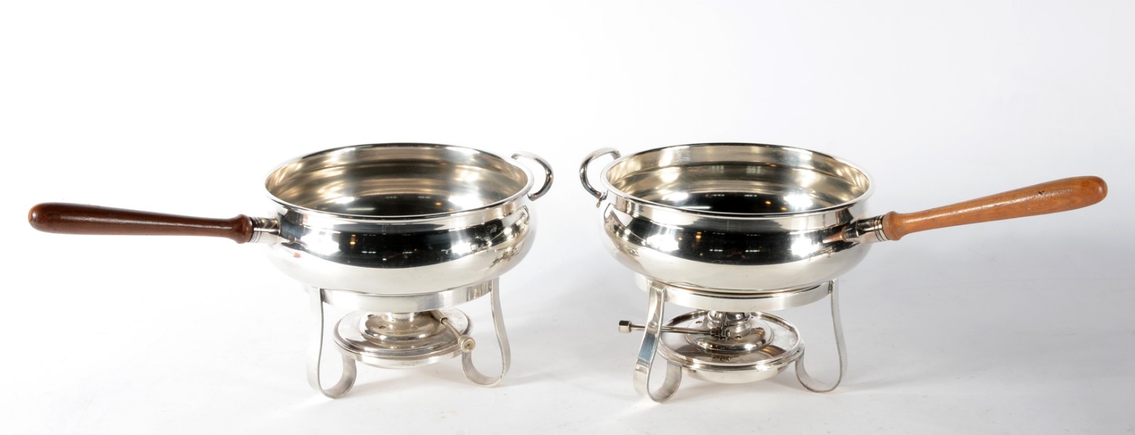 Três peças de metal prateado, sendo: porta pirex e duas caçarolas com... - foto 2 de 8