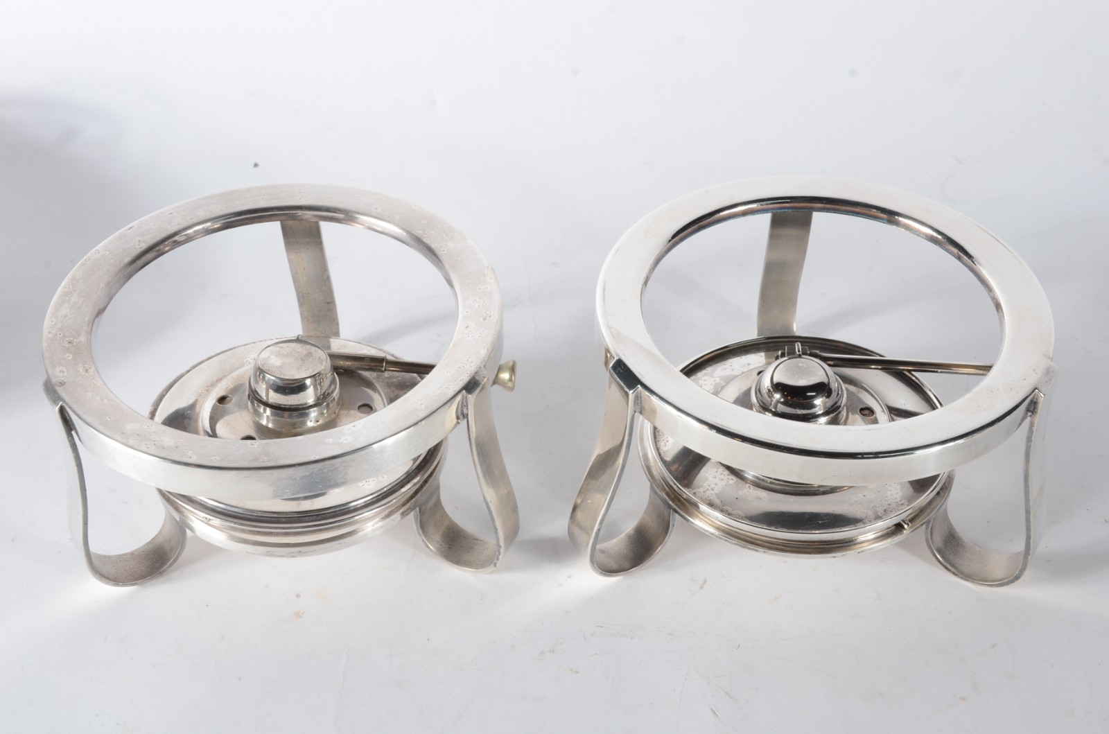 Três peças de metal prateado, sendo: porta pirex e duas caçarolas com... - foto 5 de 8