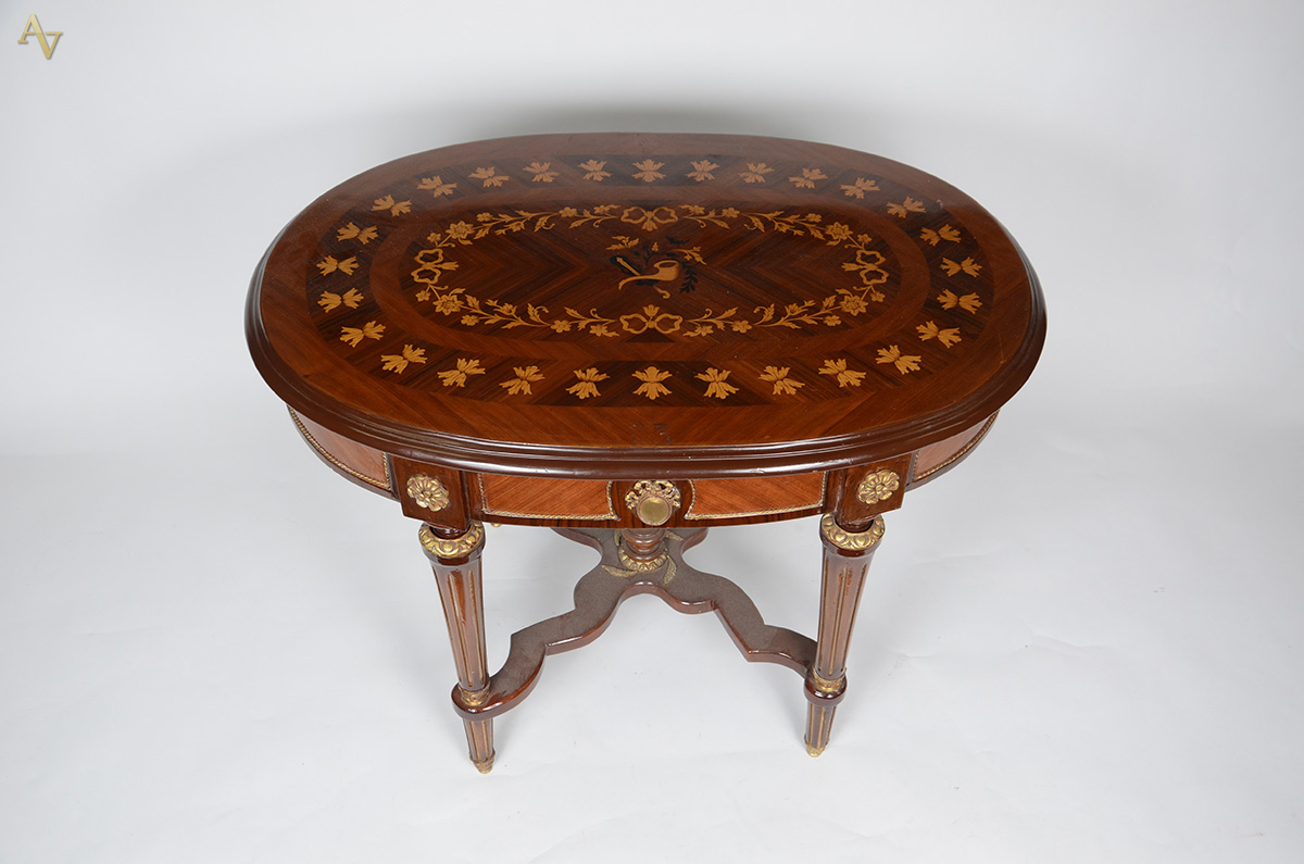 Mesa oval francesa de madeira nobre ricamente trabalhada em... - foto 2 de 2