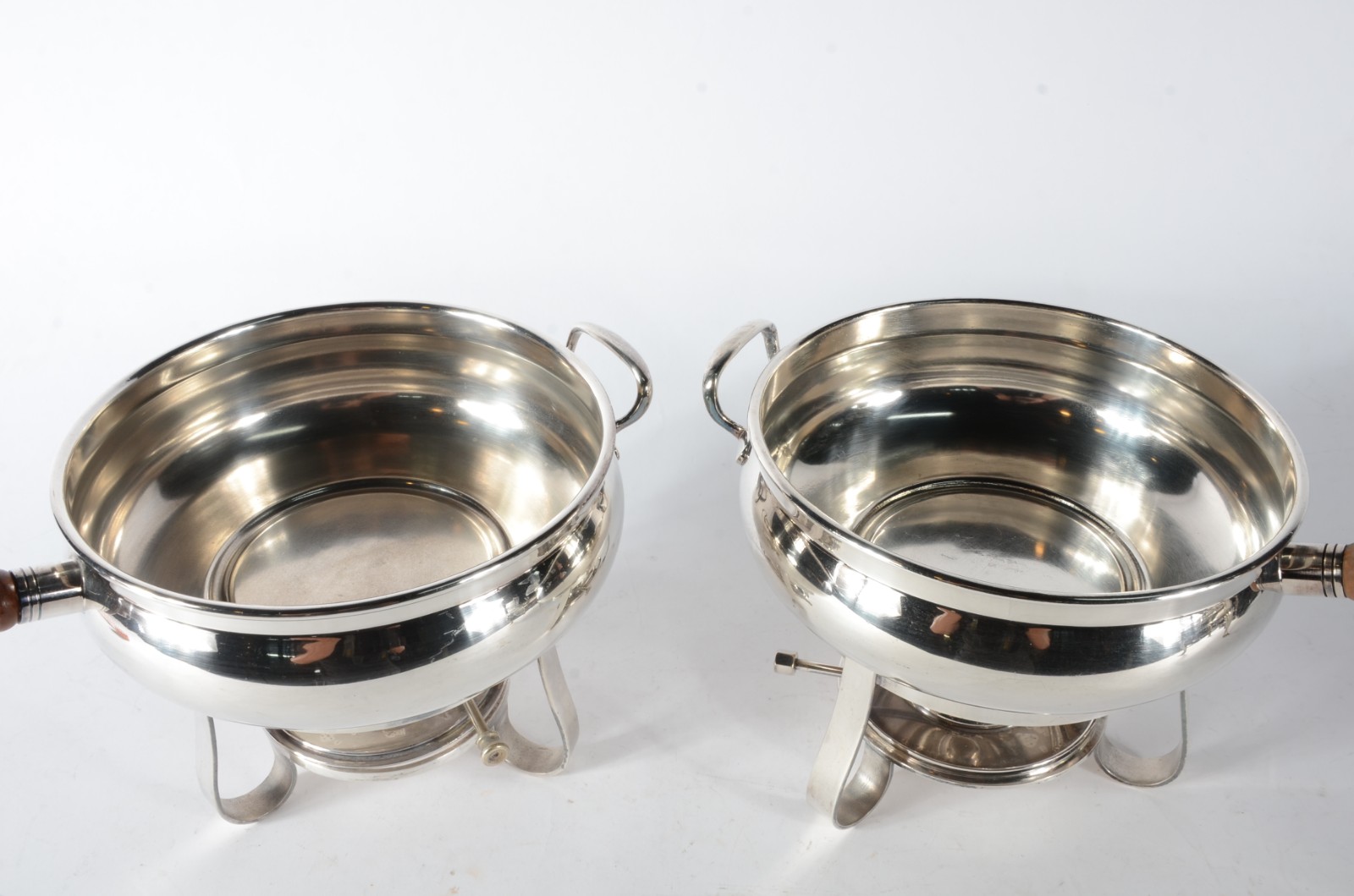 Três peças de metal prateado, sendo: porta pirex e duas caçarolas com... - foto 8 de 8
