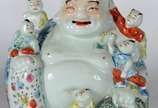 Escultura de porcelana chinesa policromada repr... - Escultura de porcelana chinesa policromada representando Buda da felicidade com crianças ao redor.