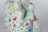 Escultura de porcelana chinesa policromada repr... - Escultura de porcelana chinesa policromada representando Buda da felicidade com crianças ao redor.
