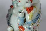 Escultura de porcelana chinesa policromada repr... - Escultura de porcelana chinesa policromada representando Buda da felicidade com crianças ao redor.