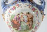 Ânfora de faiança decorado com cena romântica e... - Ânfora de faiança decorado com cena romântica em policromia sobre fundo azul cobalto, pegas laterais na forma de cabeças de leão realçadas em do...