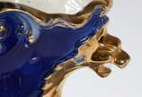 Ânfora de faiança decorado com cena romântica e... - Ânfora de faiança decorado com cena romântica em policromia sobre fundo azul cobalto, pegas laterais na forma de cabeças de leão realçadas em do...