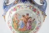 Ânfora de faiança decorado com cena romântica e... - Ânfora de faiança decorado com cena romântica em policromia sobre fundo azul cobalto, pegas laterais na forma de cabeças de leão realçadas em do...