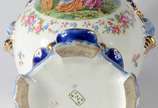 Ânfora de faiança decorado com cena romântica e... - Ânfora de faiança decorado com cena romântica em policromia sobre fundo azul cobalto, pegas laterais na forma de cabeças de leão realçadas em do...