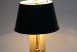 Abatjour com base de metal dourado com cúpula v... - Abatjour com base de metal dourado com cúpula verde. Estilo inglês.