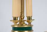 Abatjour com base de metal dourado com cúpula v... - Abatjour com base de metal dourado com cúpula verde. Estilo inglês.