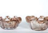 Dois bowls de vidro decorativo com pó de ouro, ... - Dois bowls de vidro decorativo com pó de ouro, borda feitio babado.