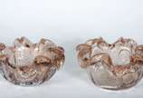 Dois bowls de vidro decorativo com pó de ouro, ... - Dois bowls de vidro decorativo com pó de ouro, borda feitio babado.