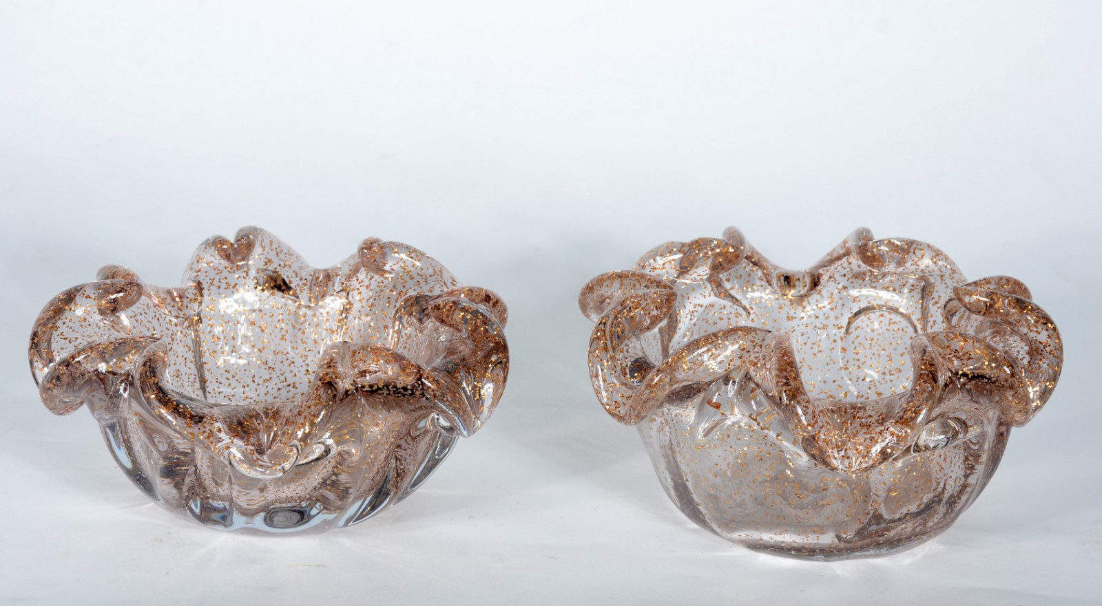 Dois bowls de vidro decorativo com pó de ouro, borda feitio babado. - foto 2 de 3