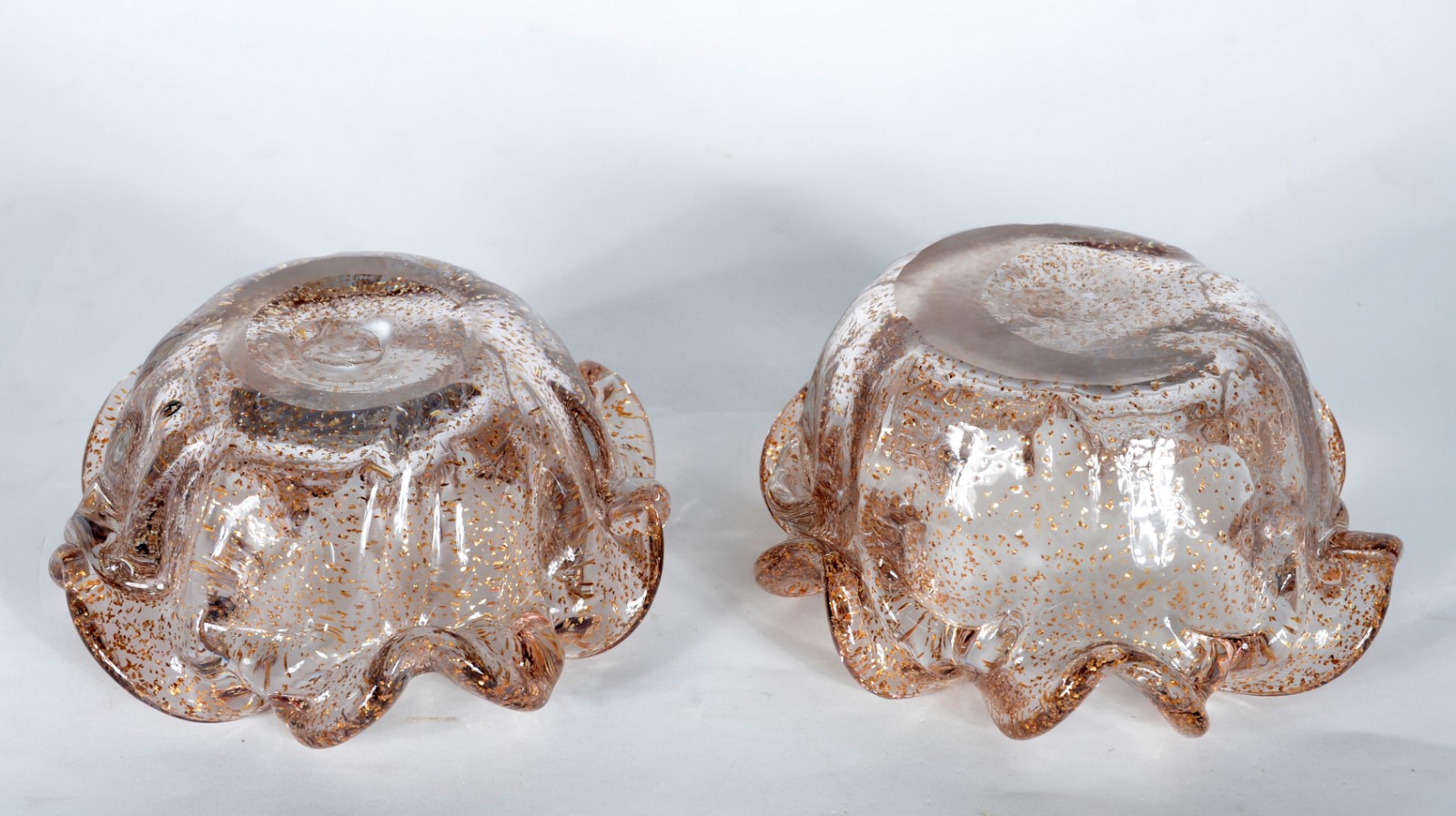 Dois bowls de vidro decorativo com pó de ouro, borda feitio babado. - foto 3 de 3