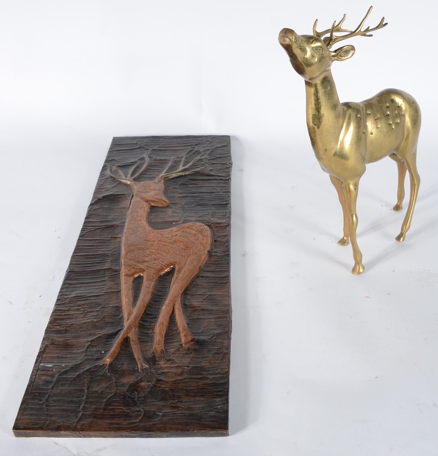Duas peças, sendo: placa de metal com figura de animal e escultura de... - foto 1 de 8