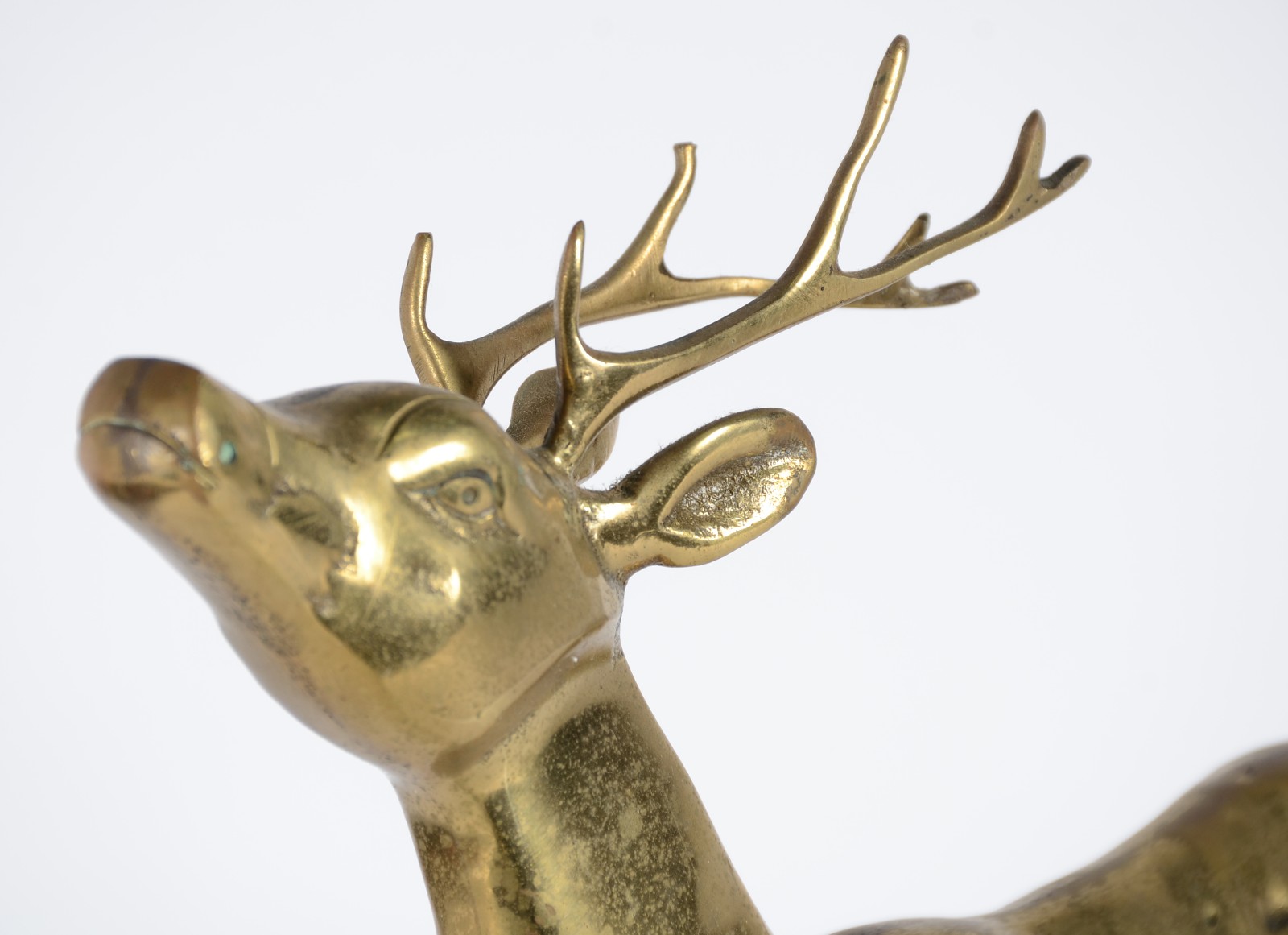 Duas peças, sendo: placa de metal com figura de animal e escultura de... - foto 2 de 8