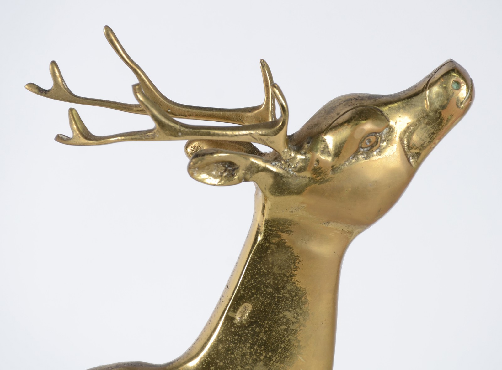 Duas peças, sendo: placa de metal com figura de animal e escultura de... - foto 4 de 8