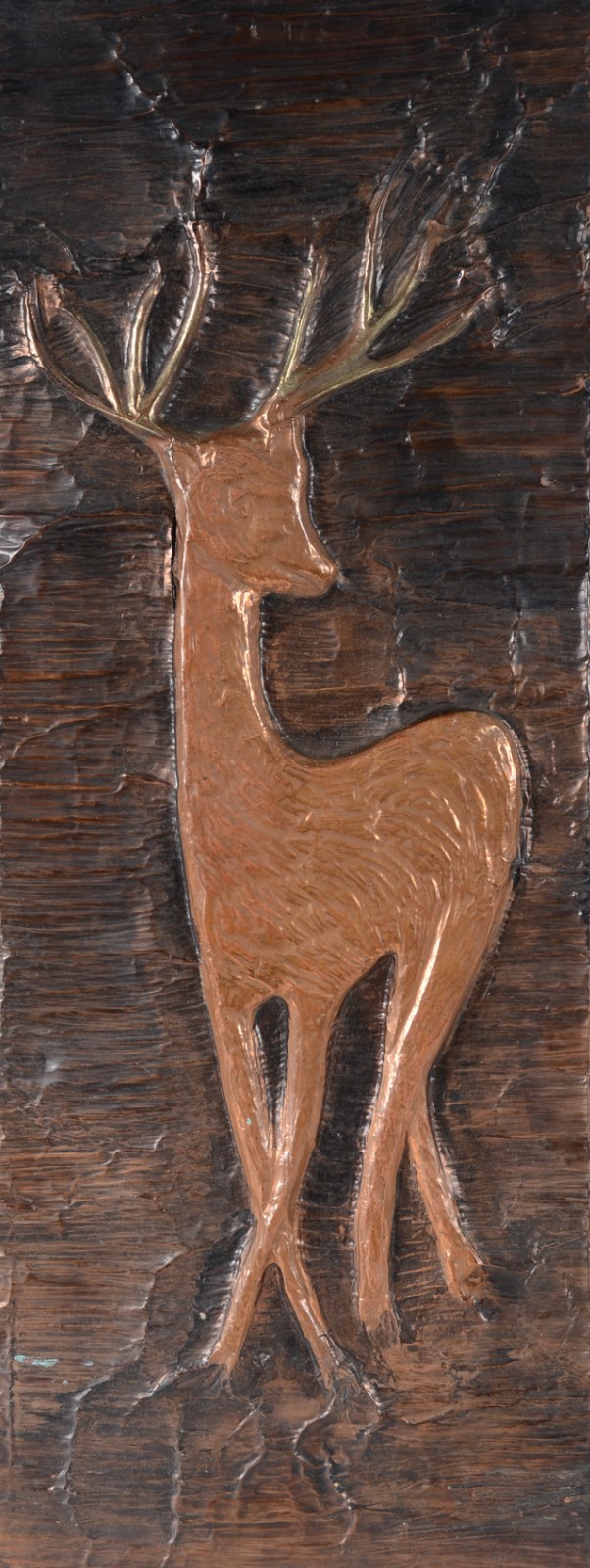 Duas peças, sendo: placa de metal com figura de animal e escultura de... - foto 7 de 8