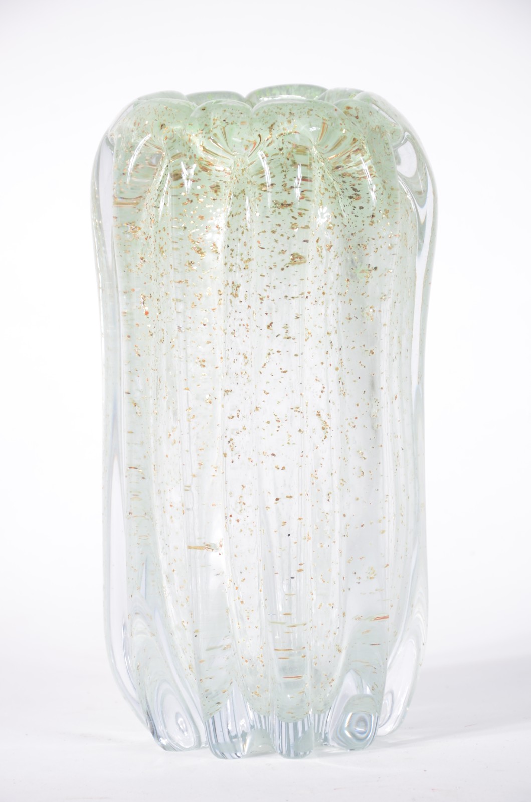 Vaso de vidro decorativo na cor verde, detalhes gomados com pó de... - foto 1 de 3