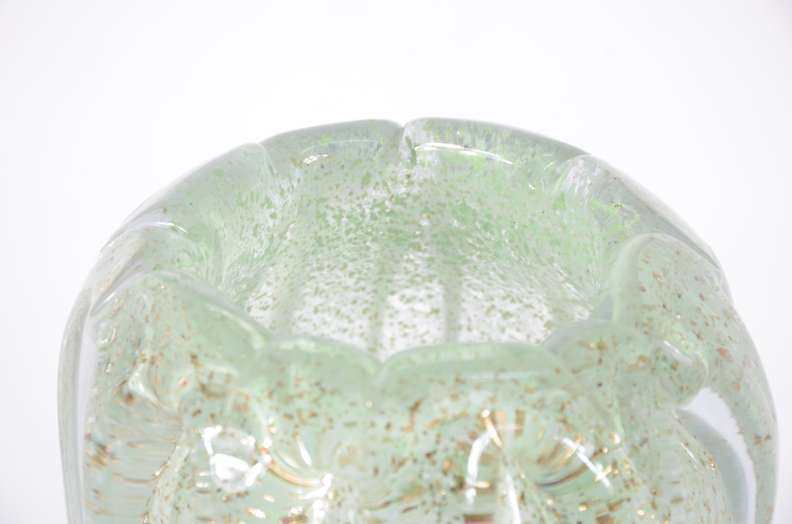Vaso de vidro decorativo na cor verde, detalhes gomados com pó de... - foto 2 de 3