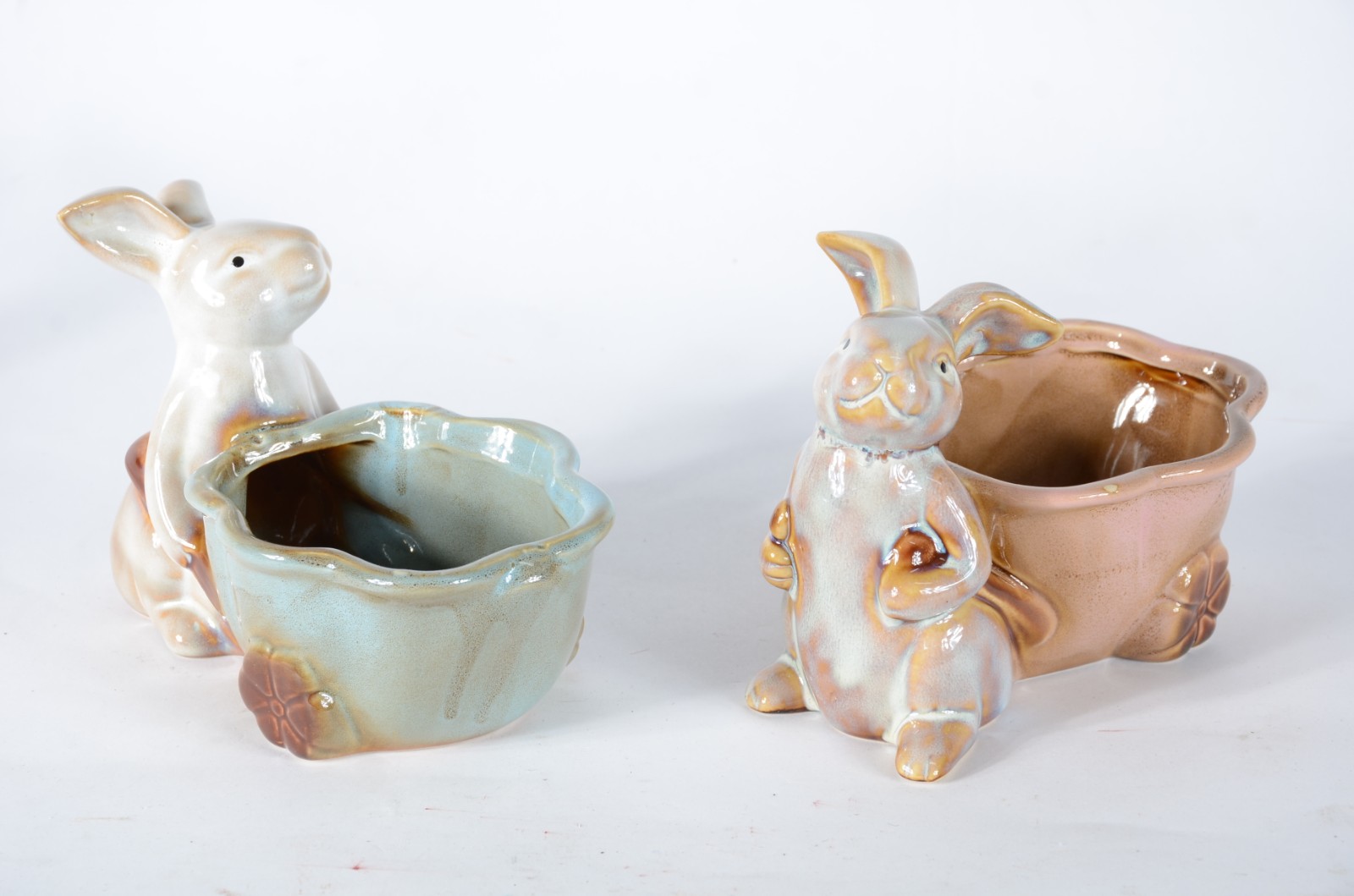 Duas esculturas de porcelana policromada representando coelhos com... - foto 1 de 6