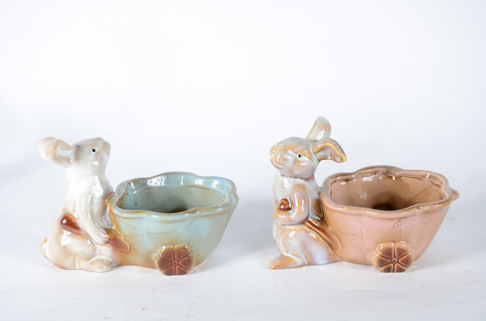 Duas esculturas de porcelana policromada representando coelhos com... - foto 2 de 6