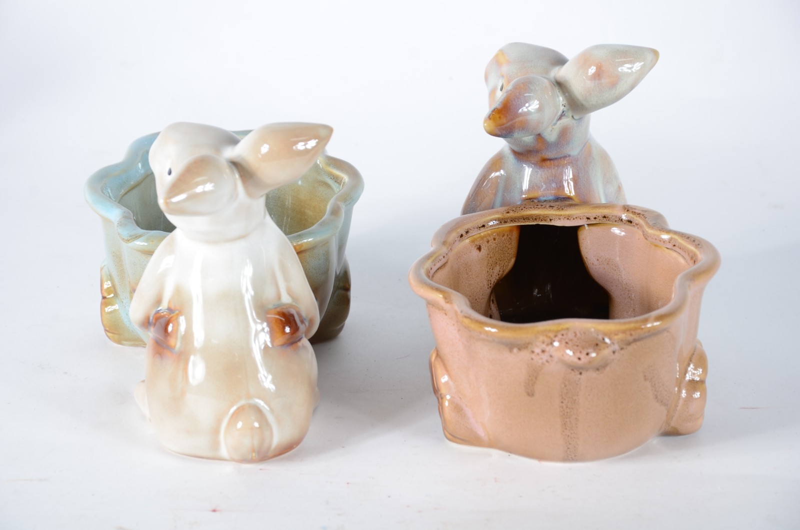 Duas esculturas de porcelana policromada representando coelhos com... - foto 3 de 6