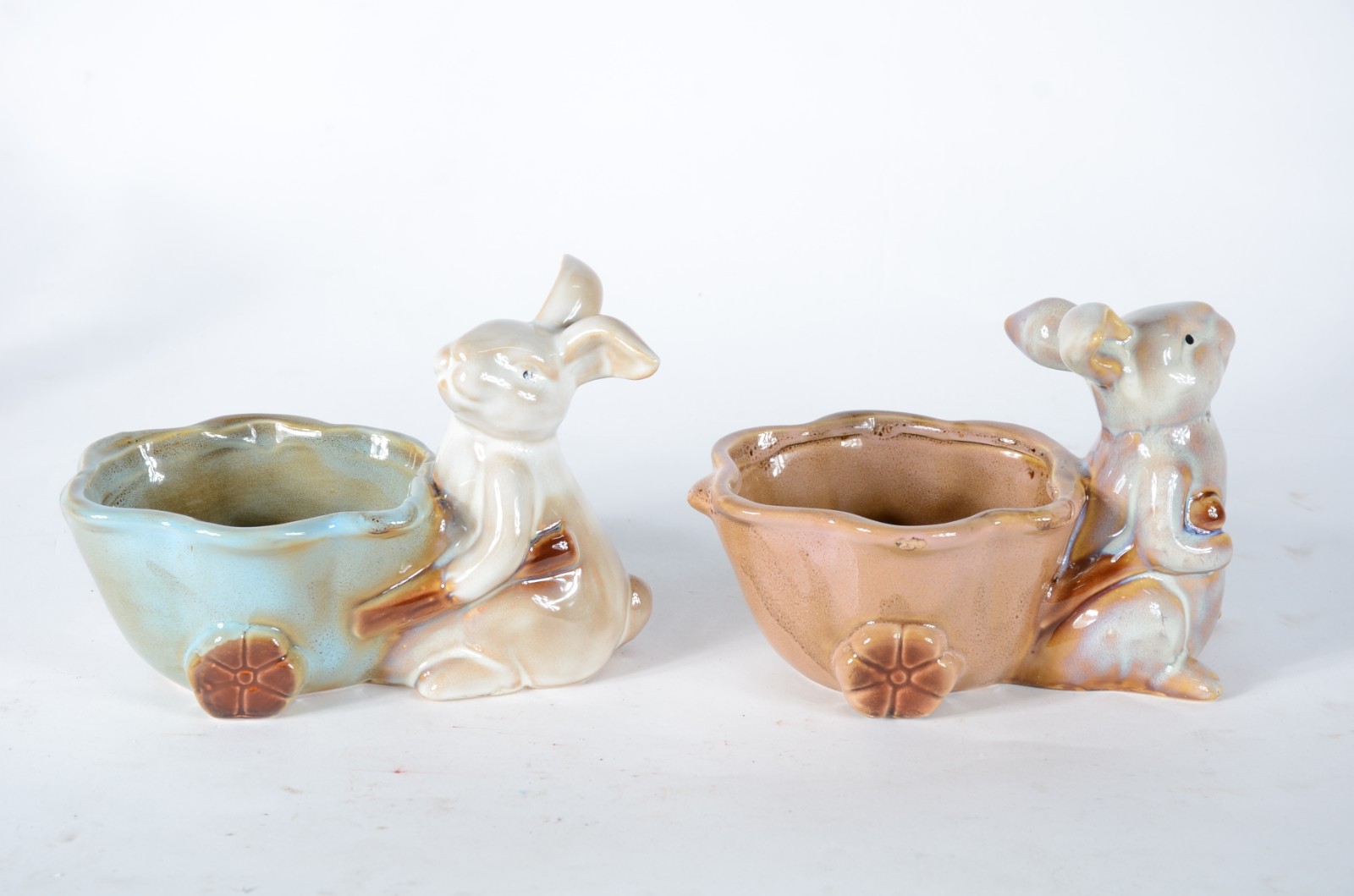 Duas esculturas de porcelana policromada representando coelhos com... - foto 4 de 6