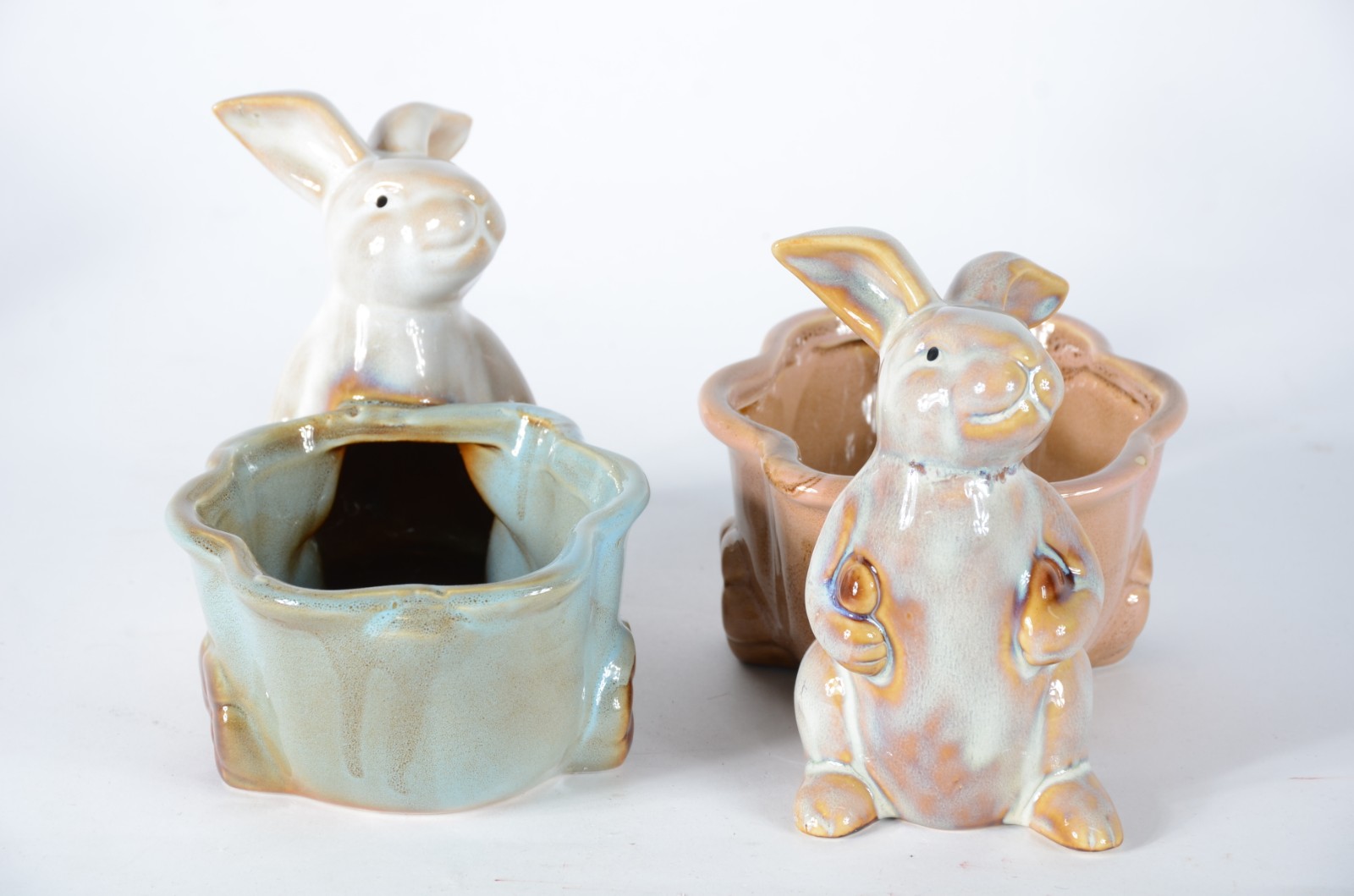 Duas esculturas de porcelana policromada representando coelhos com... - foto 5 de 6