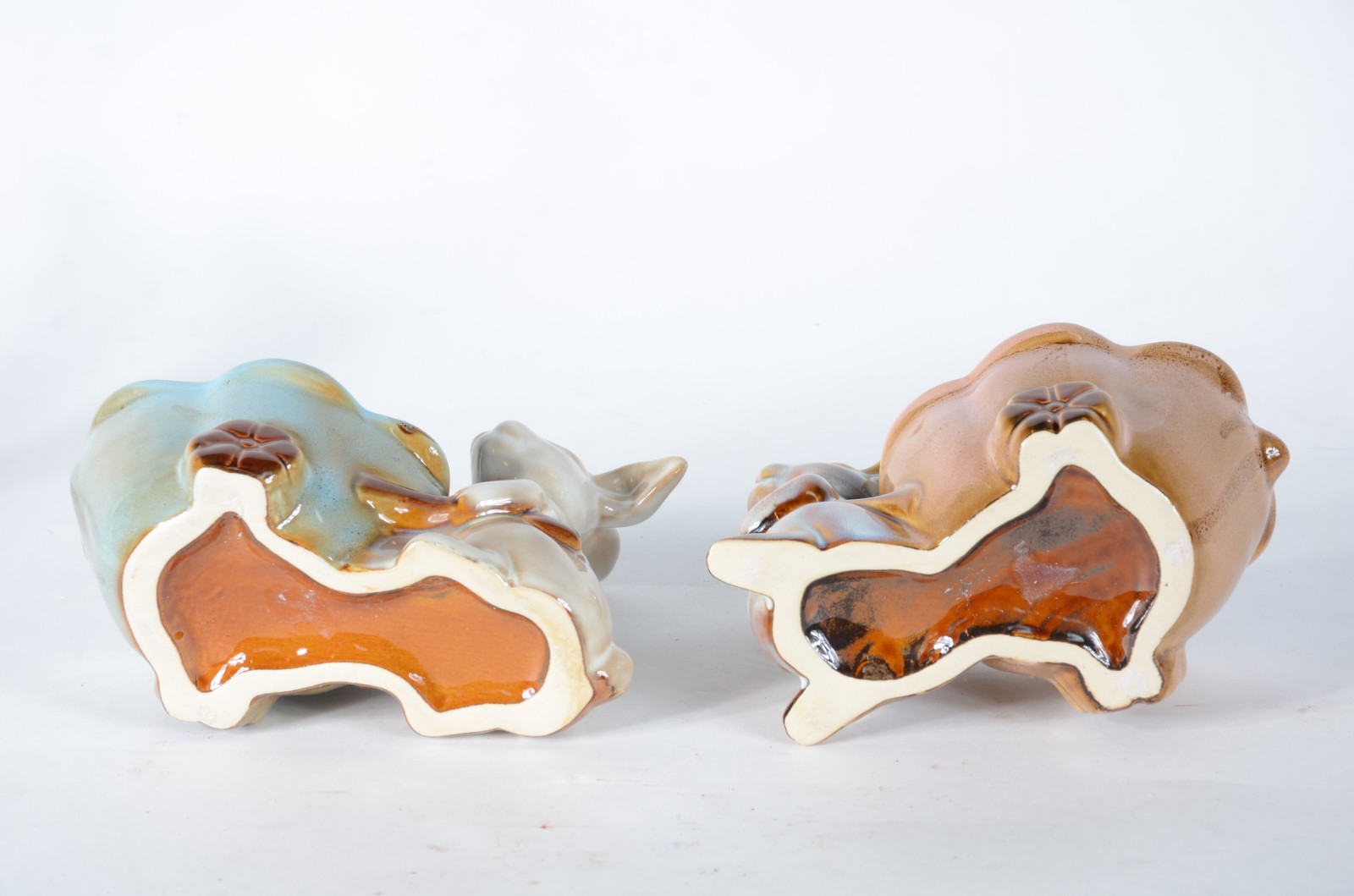 Duas esculturas de porcelana policromada representando coelhos com... - foto 6 de 6