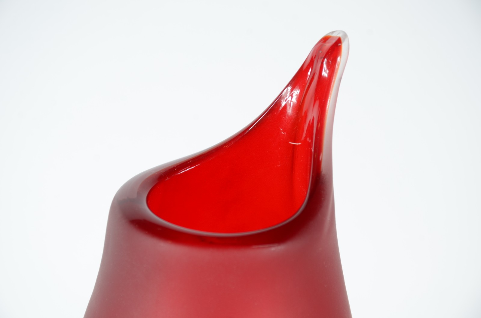 Vaso de vidro decorativo na cor vermelha. - foto 3 de 4