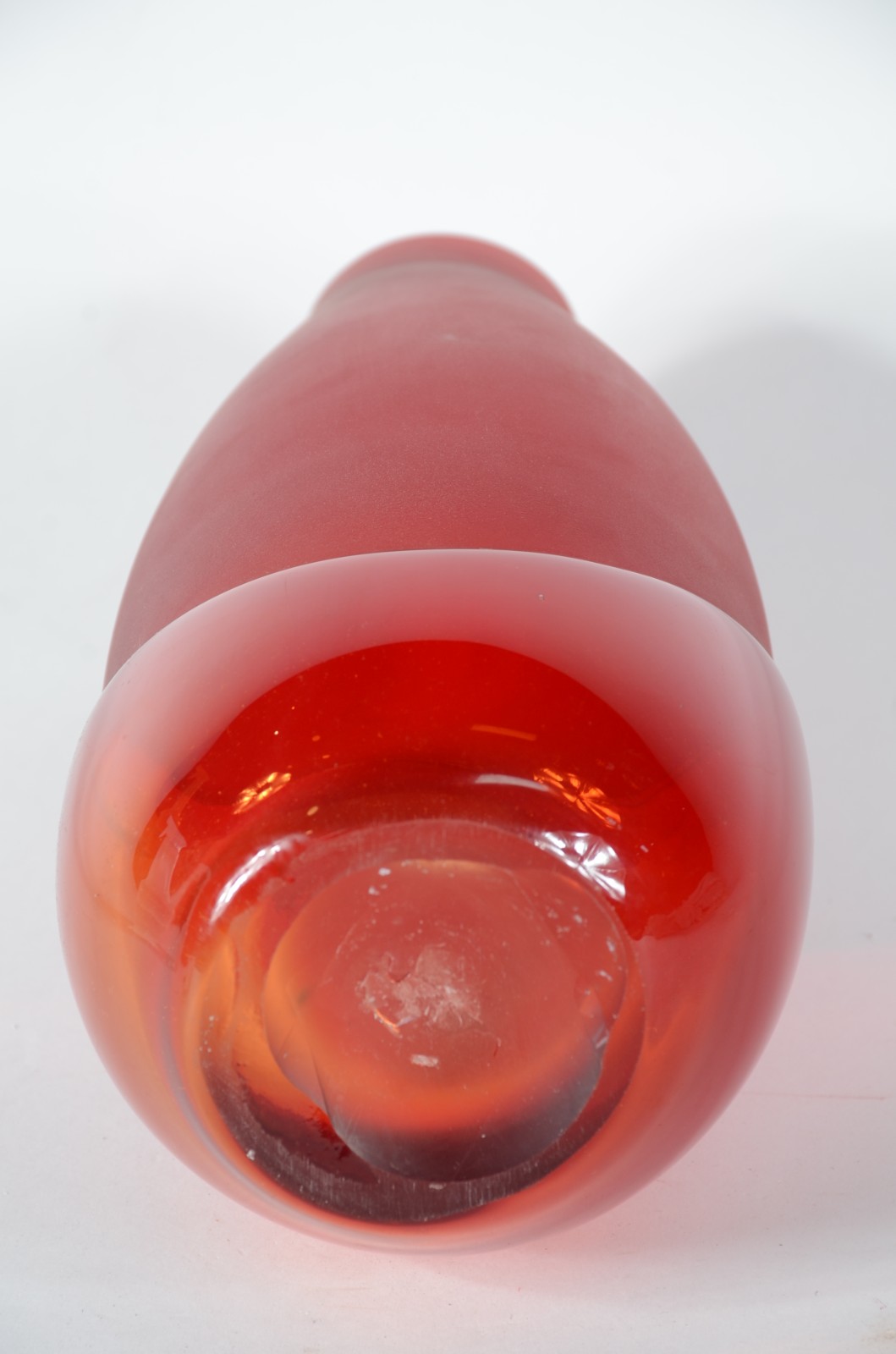 Vaso de vidro decorativo na cor vermelha. - foto 4 de 4