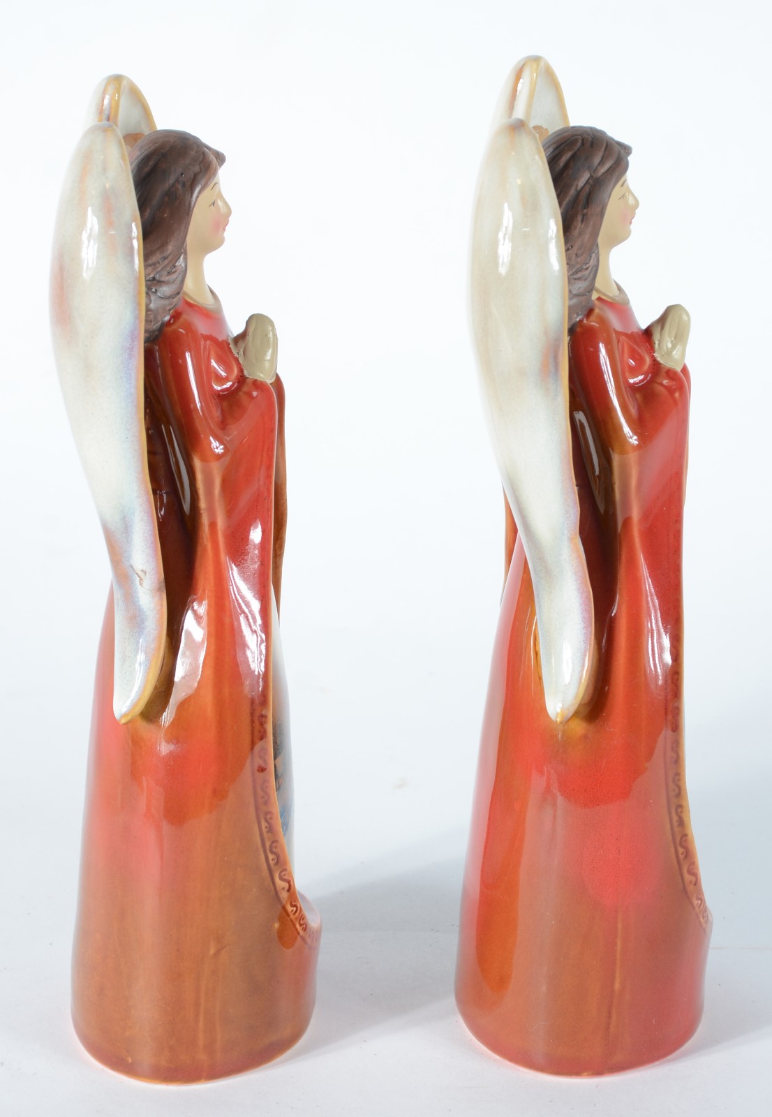 Duas esculturas de porcelana policromada representando anjos. - foto 3 de 5