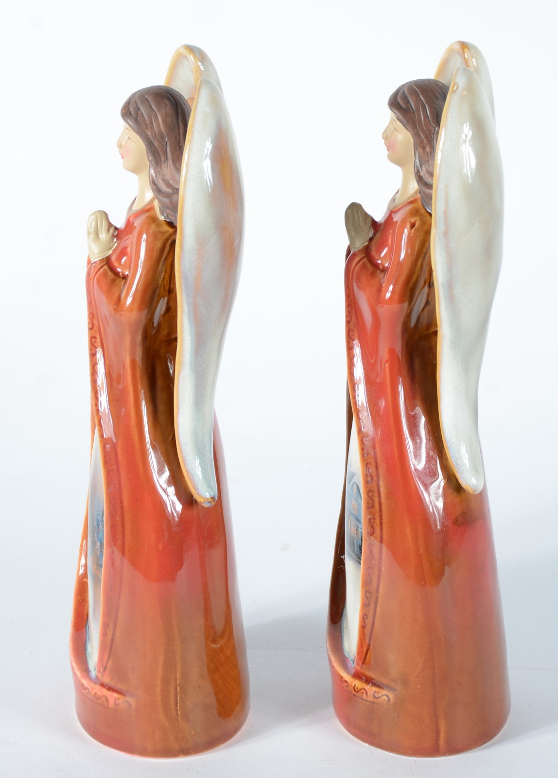 Duas esculturas de porcelana policromada representando anjos. - foto 4 de 5