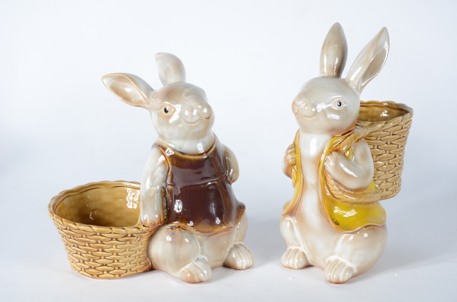 Duas esculturas de porcelana policromada representando coelhos com... - foto 1 de 6
