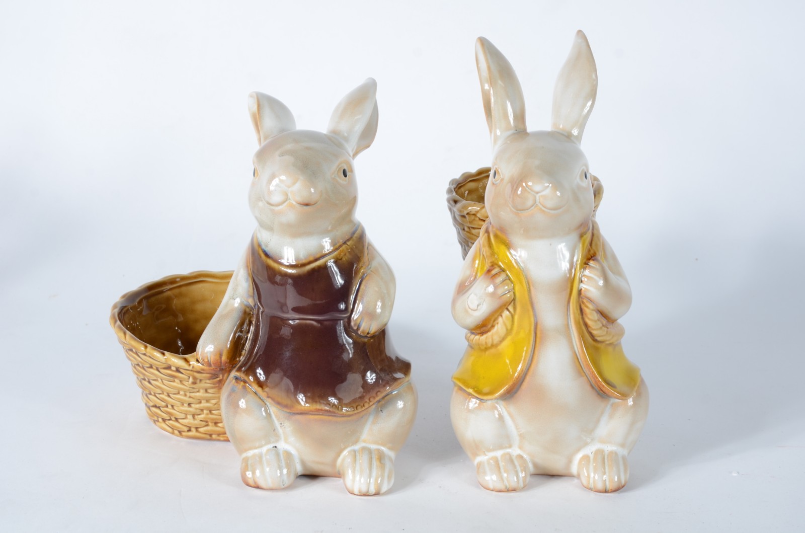 Duas esculturas de porcelana policromada representando coelhos com... - foto 2 de 6