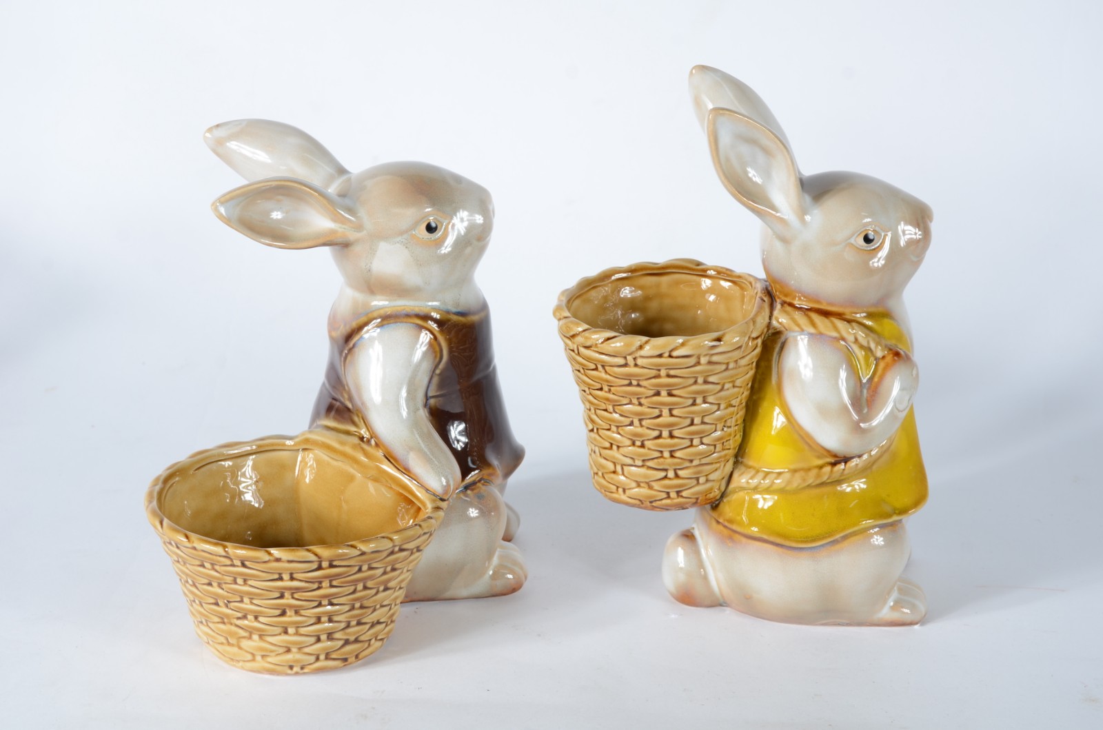 Duas esculturas de porcelana policromada representando coelhos com... - foto 3 de 6