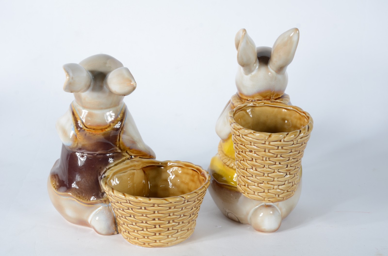 Duas esculturas de porcelana policromada representando coelhos com... - foto 4 de 6