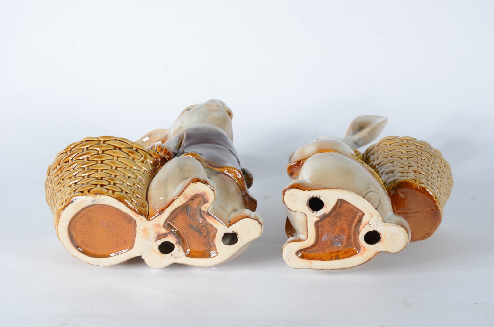 Duas esculturas de porcelana policromada representando coelhos com... - foto 5 de 6