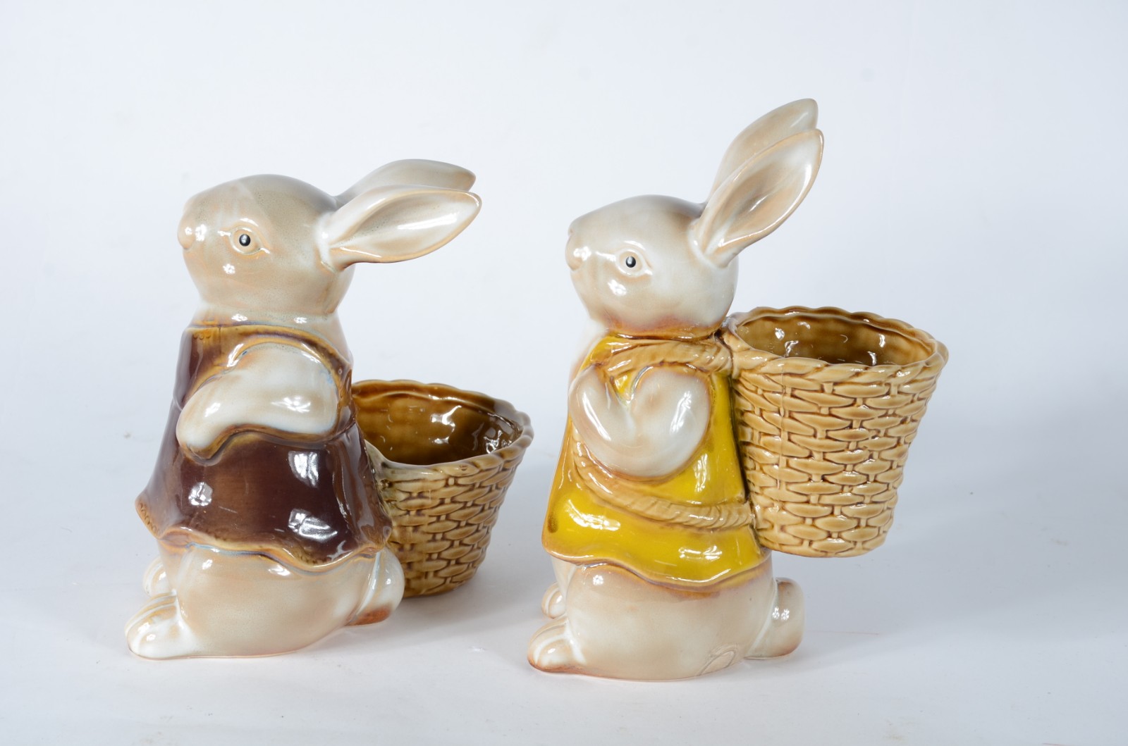 Duas esculturas de porcelana policromada representando coelhos com... - foto 6 de 6