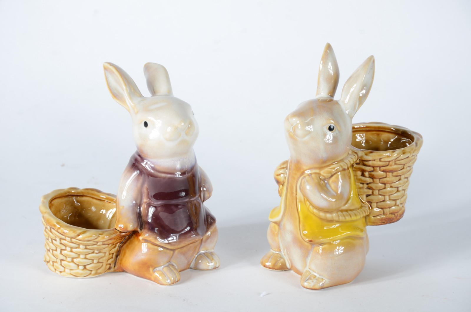 Duas esculturas de porcelana policromada representando coelhos com... - foto 1 de 6